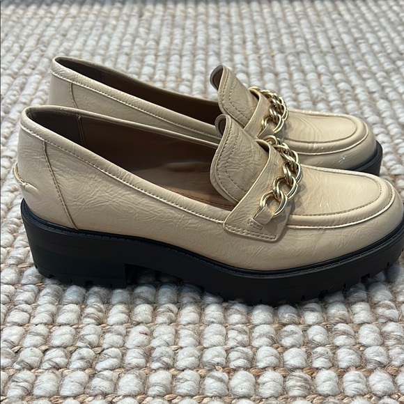Elegant Beige Loafers with Gold Chain Detail by Sam Edelman - Picture 5 of 9